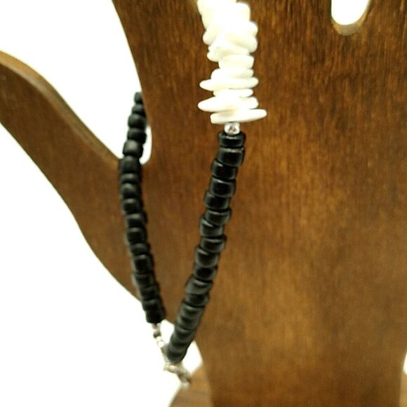 Puka Shell Bracelet Black White Chips Lobster Clasp - Picture 9 of 13